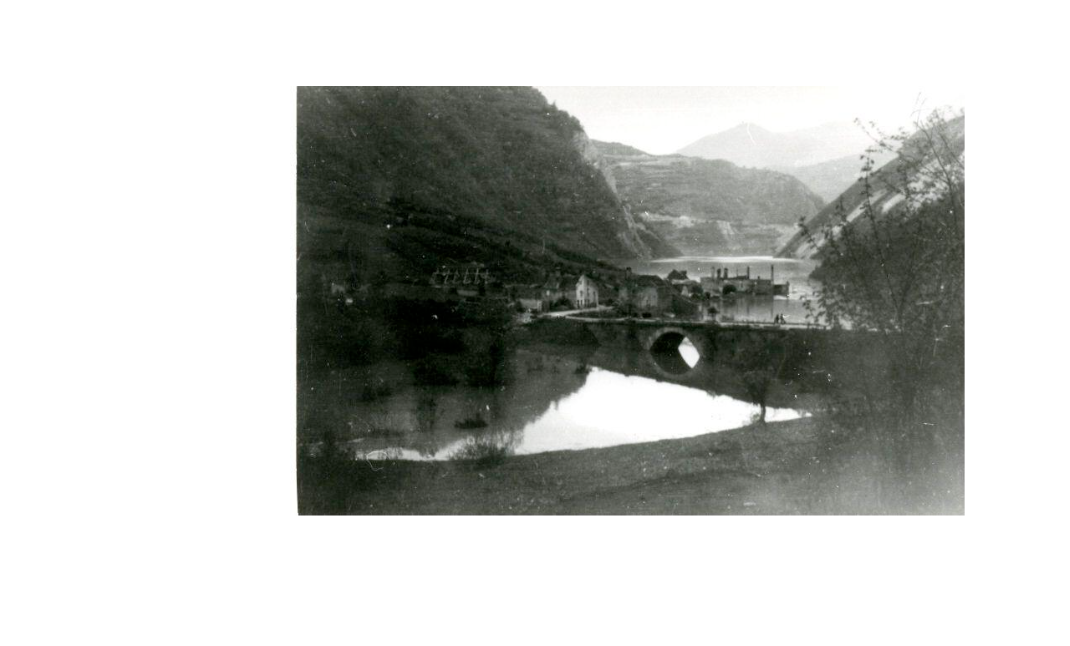 Une photo émouvante de la montée des eaux du barrage du Chambon engloutissant le village du Dauphin en 1935, montrant en